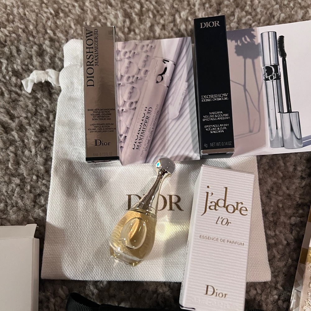 Dior Card / Mirror Holder with Travel Size Perfume and Lashes Care - Picture 4 of 5